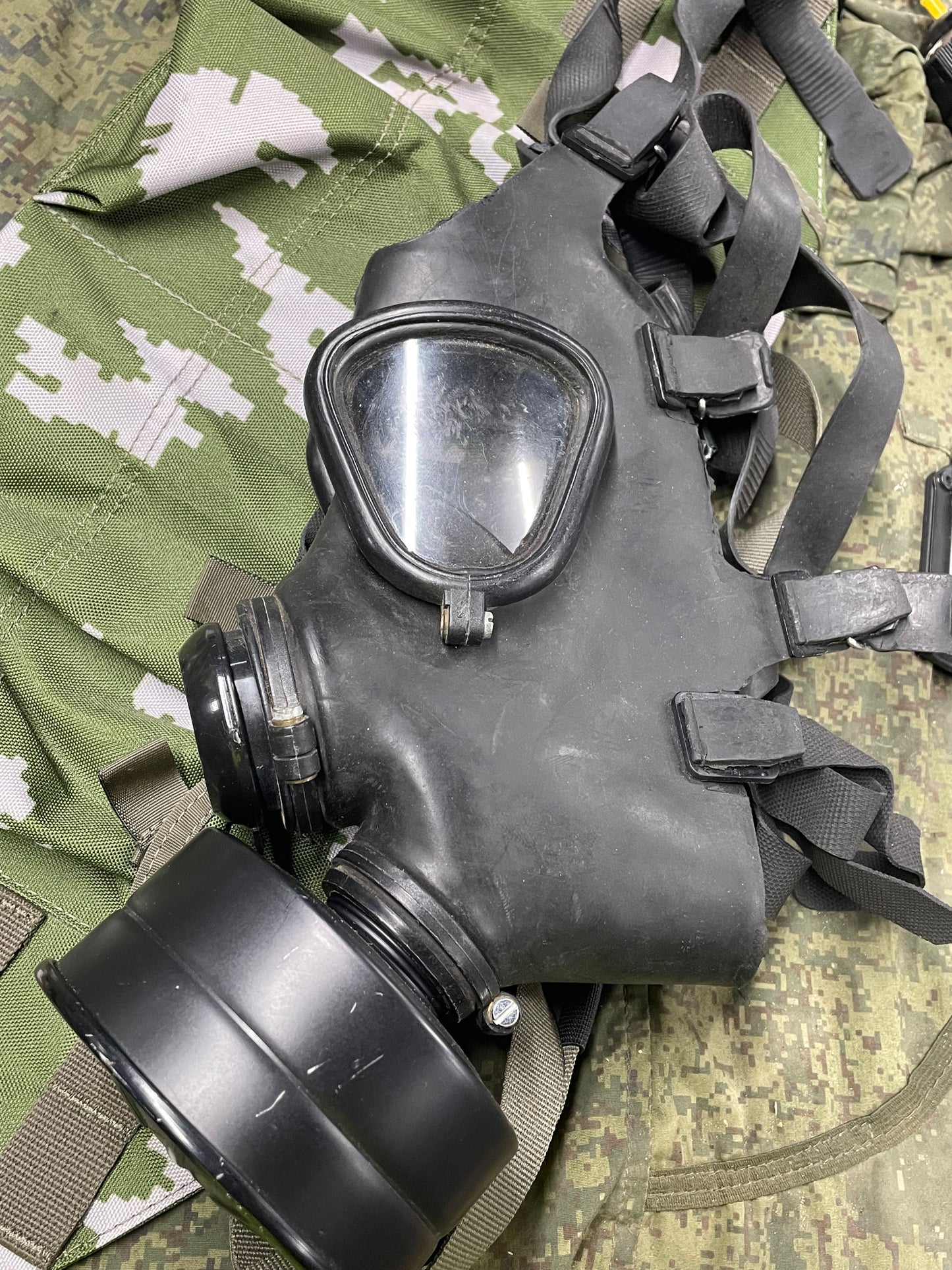 Iraqi Gas Mask - M65 type - with C2 NBC Filter —FREE SHIPPING