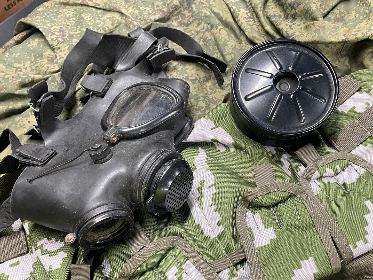 Iraqi Gas Mask - M65 type - with C2 NBC Filter —FREE SHIPPING
