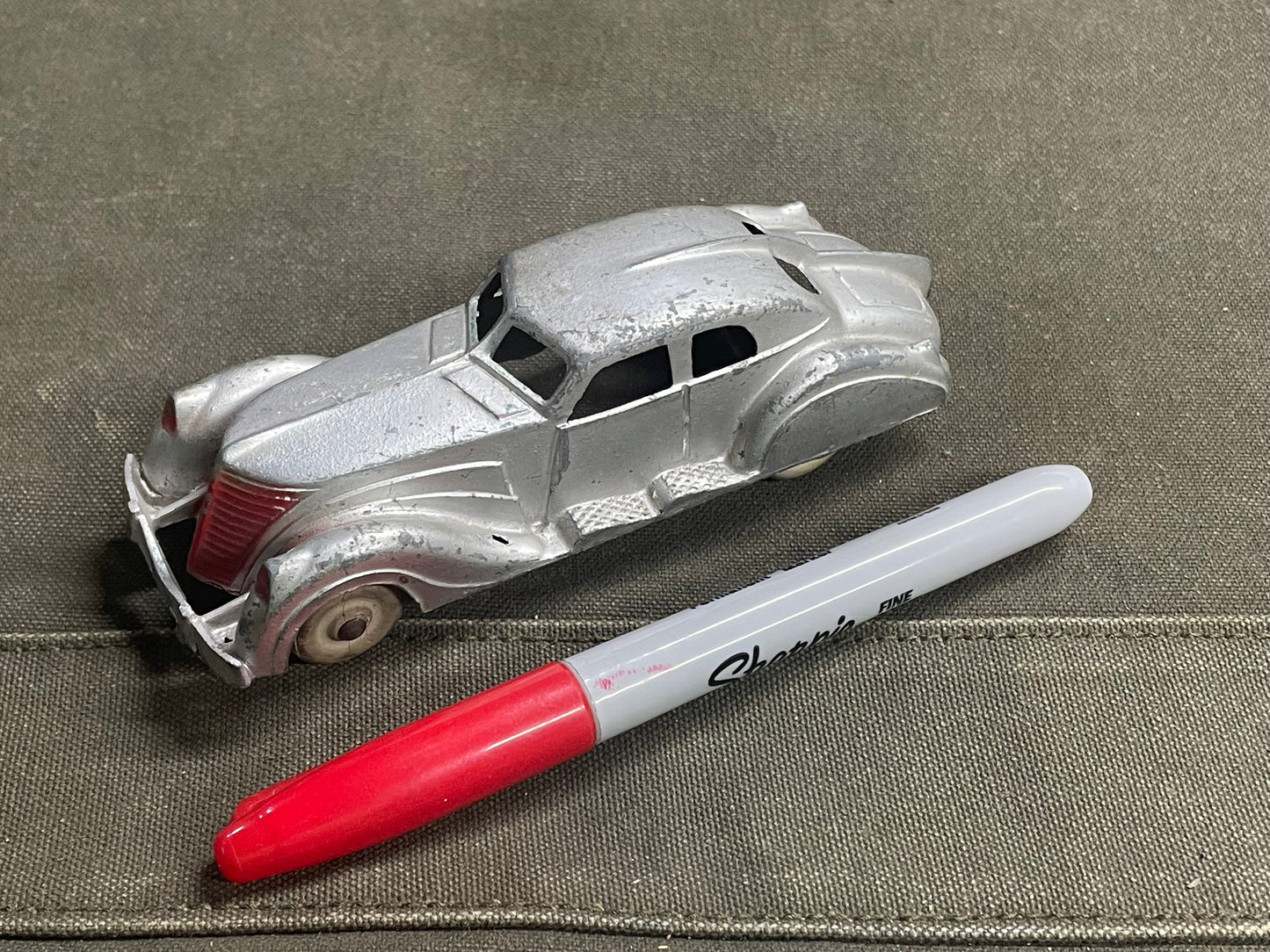 Vintage 1930's Hubley Cast Iron Red & Silver Lincoln Zephyr